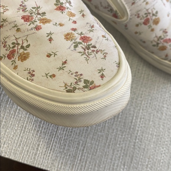 Vans White Floral Slip-On Shoes - Picture 3 of 6